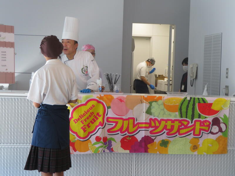 食器類をカウンターに片付け